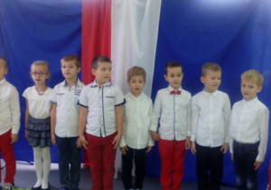 Grupa dzieci podczas śpiewania hymnu narodowego.